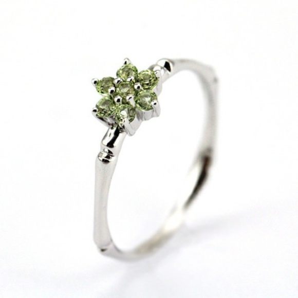 Jewelry - Beautiful Silver and lime green flower ring